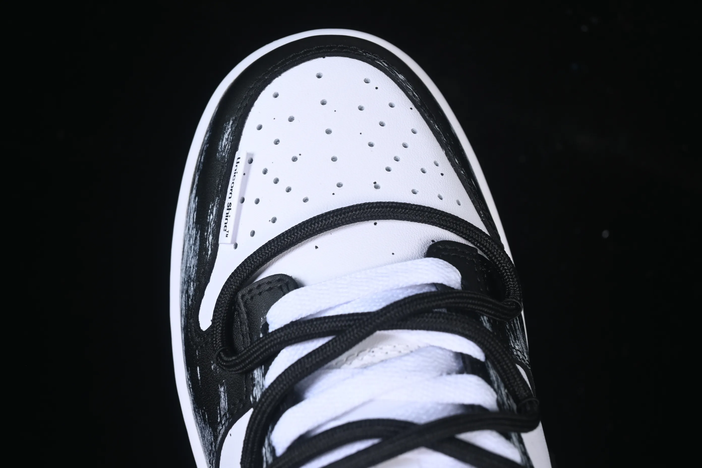 All categories Nk SB Dunk Series Nk SB Dunk Low High-end customized low-top sneakers Nike SB Dunk Low Punk style black and white straps High-end customized low-top casual sneakers DD1391-100